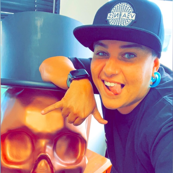 Meet your Posher, Amanda - Picture 1 of 4